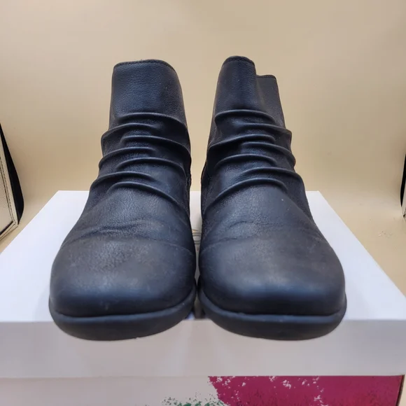 Womens Clarks Cloudsteppers Sillian Sway Black Faux Suede Ankle Boots Size 6.5 - Picture 2 of 7